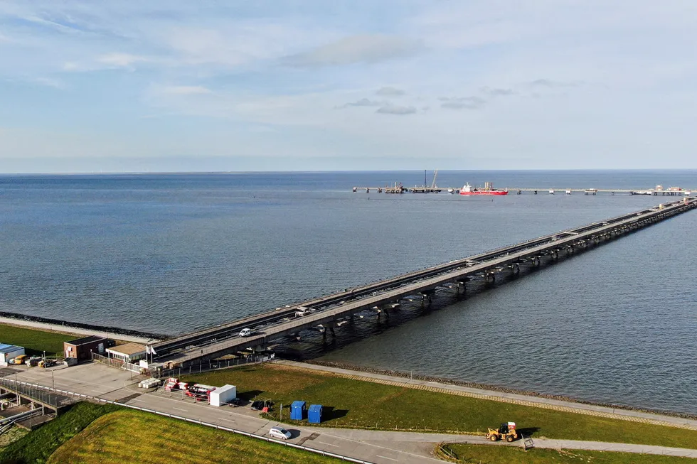 Fast-track: the Umschlagsanlage Voslapper Groden jetty in Wilhelmshaven harbour, Germany