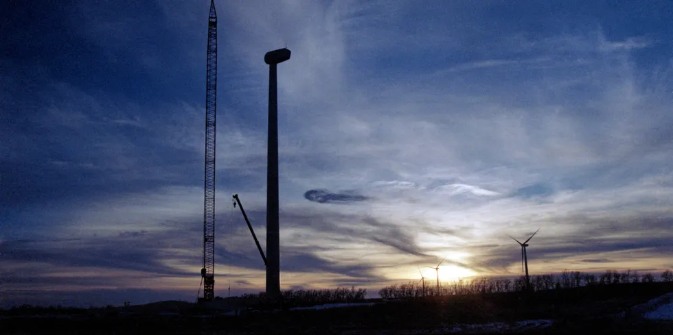 Workers finish setting rotor on Acciona turbine at Tatanka project in North Dakota