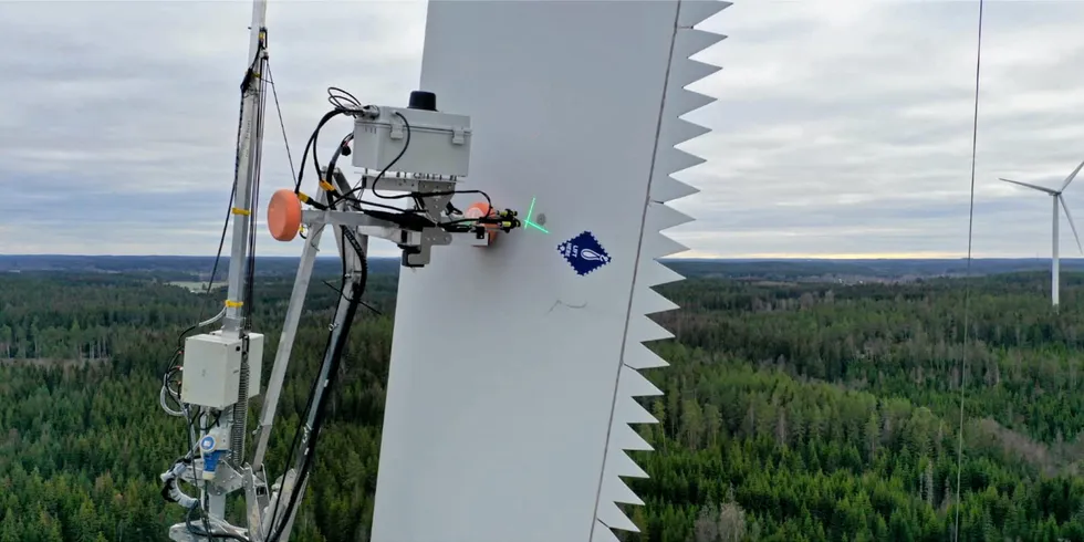 Aerones blade repair robot at work in onshore tests