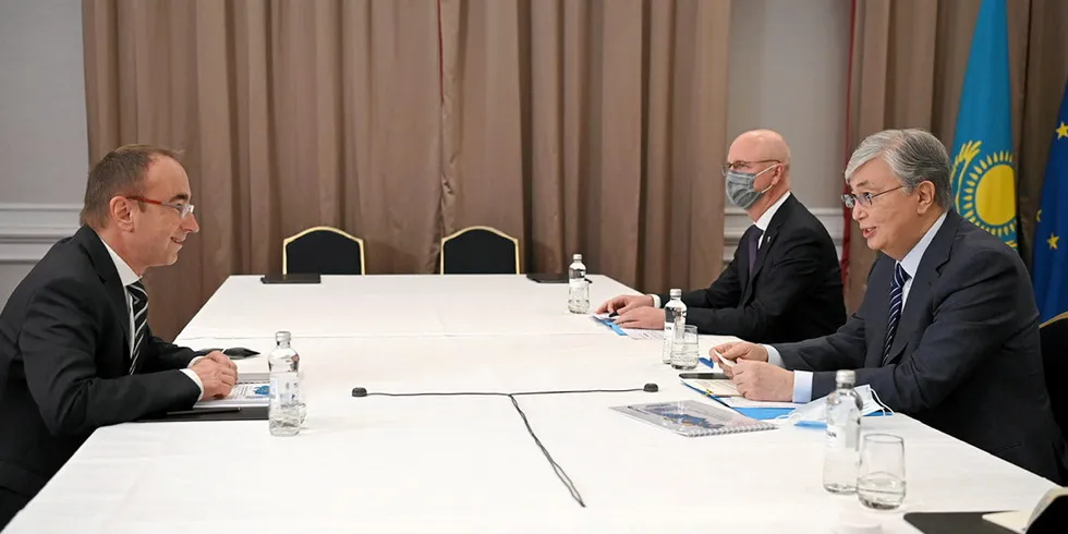 Kazakh president Kassym-Jomart Tokayev (r), deputy prime minister Roman Sklyar (center right) and Svevind CEO Wolfgang Kropp (l) at meeting on November 26th