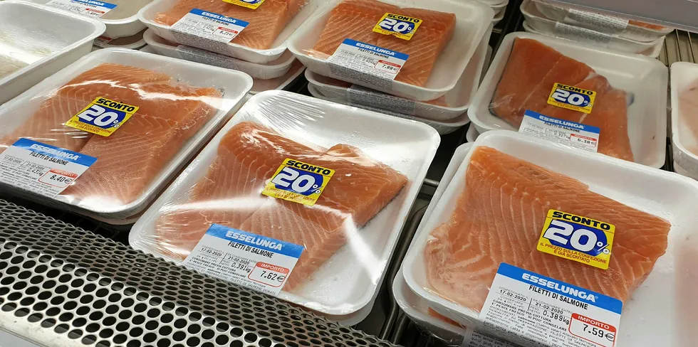 Fersk norsk laks i en butikk i Milano, Italia. Butikk ferskvaredisk prissak tilbud discount prissak Fresh, Norwegian salmon in a store in Milano, Italy