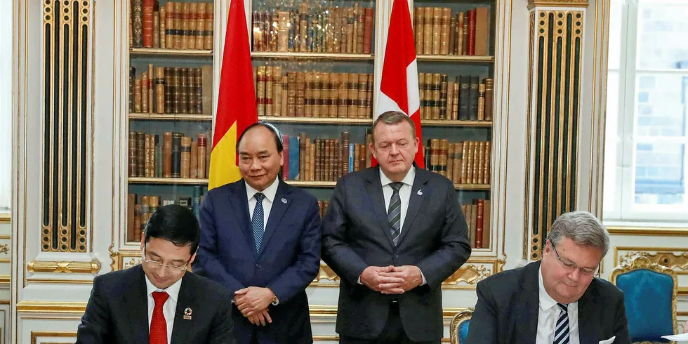 N&G chairman Nguyen Hoang (left) and Vestas CEO Anders Runevad sign the MoU as the Prime Minsters of Vietnam and Denmark, Nguyen Xuan Phuc and Lars Løkke Rasmussen, look on.