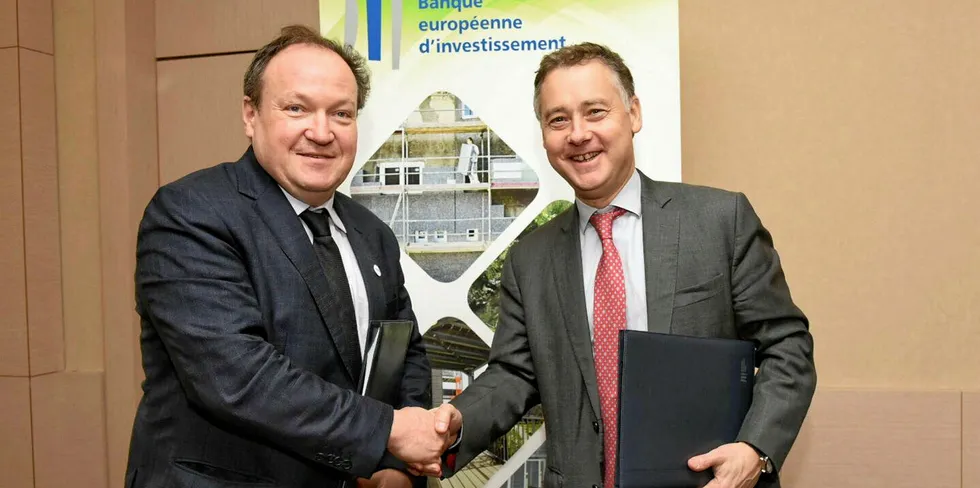 EIB VP Ambroise Fayolle (left) and Hydrogen Council co-secretary Pierre-Etienne Franc at the signing
