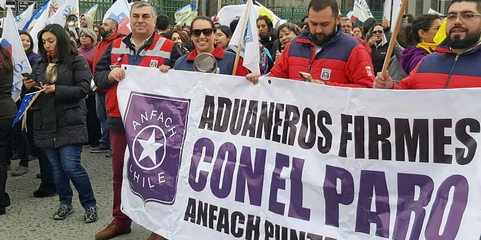 Chilean customs workers have joined the protests. Front photo: Martin Tetaz/Twitter.