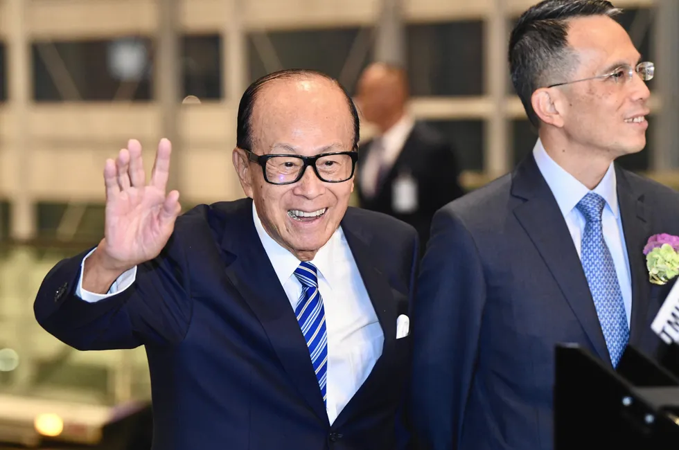 Hong Kong business magnate Li Ka-Shing (left).