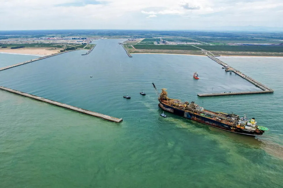 Ready for work: the P-33 FPSO arriving at Port of Acu in Rio de Janeiro state for pre-decommissioning