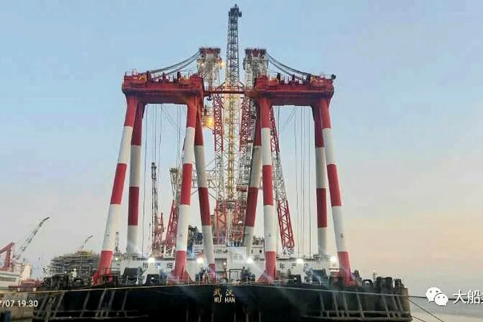 Video: Torch tower installation on Guanabara MV 31 FPSO
