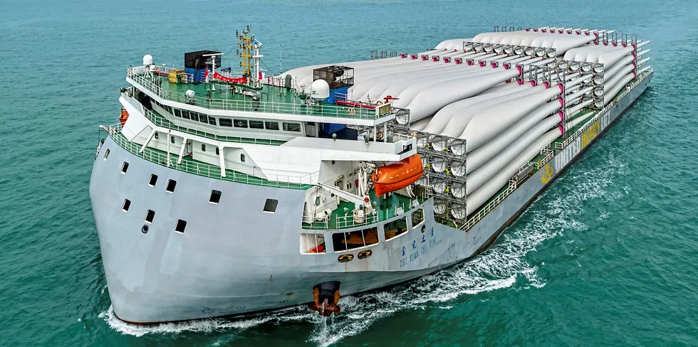 The Zhi Xian Zhi Xing with its cargo of Vestas blades.