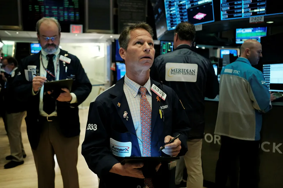 Oil price: continued to slump below $30
