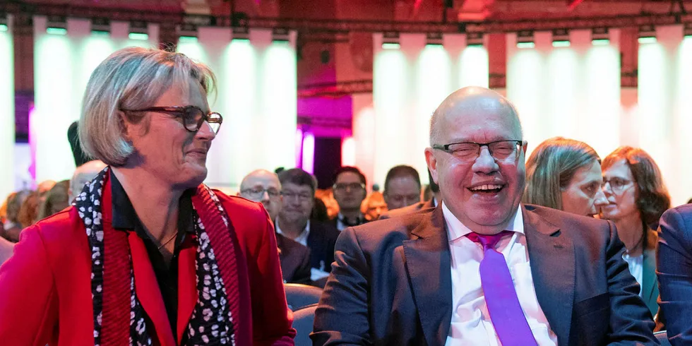 German science minister Anja Karliczek (l) and economics and energy minister Minister Peter Altmaier (r)