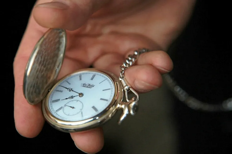 Timing: Total, Iran delay signing