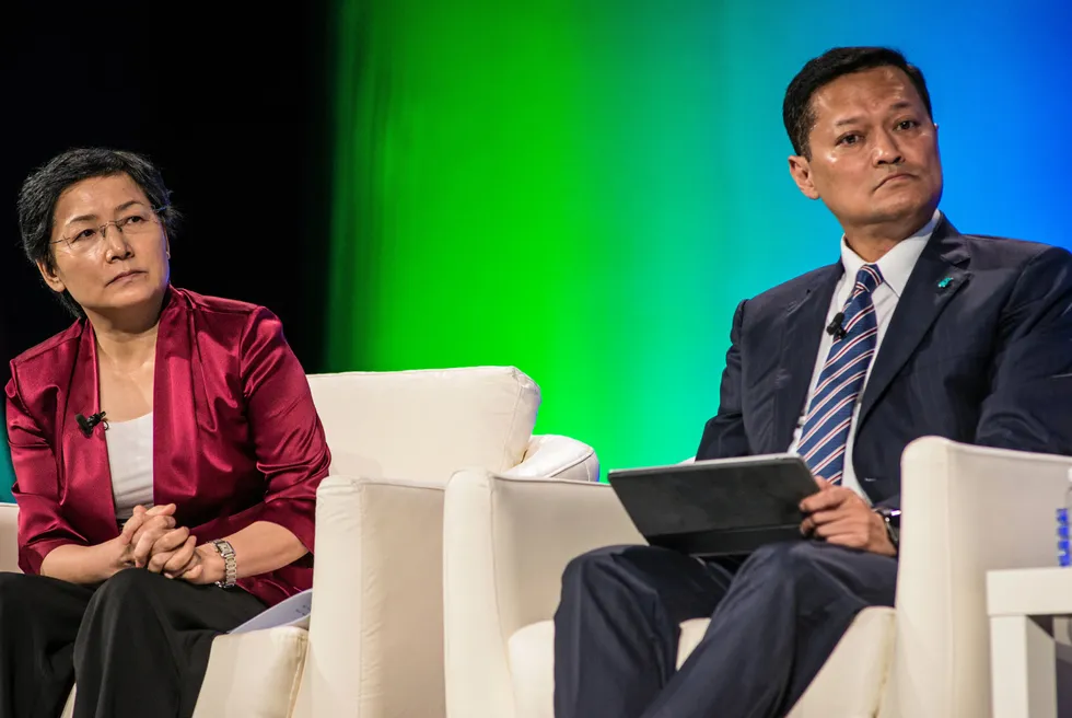 Li Yalan, president of the International Gas Union (left), at a gas conference in 2018.