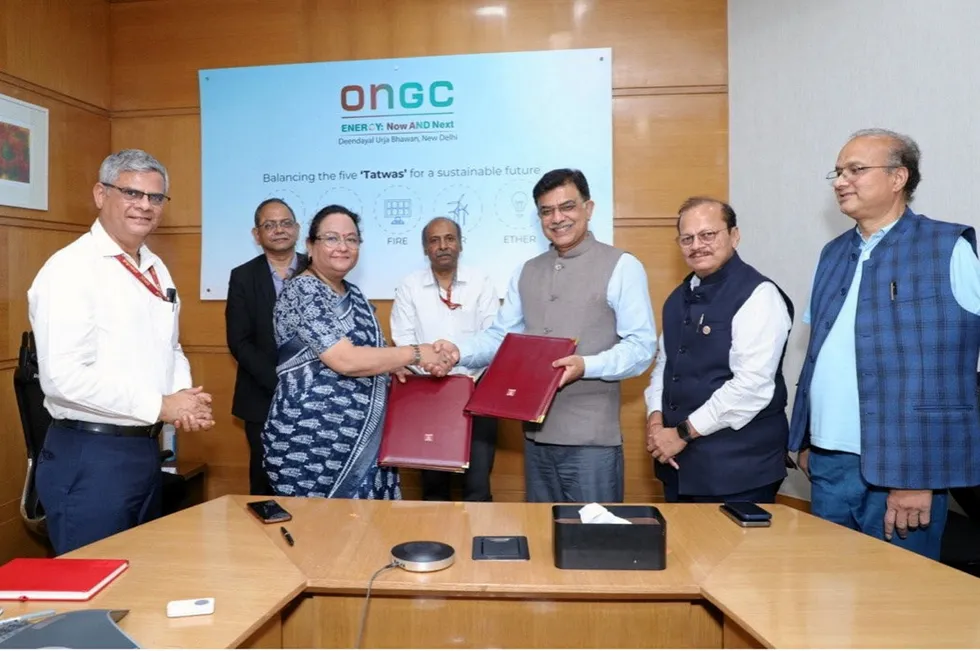 Officials of ONGC and Indian Oil Corporation sign agreement for a new LNG import facility.