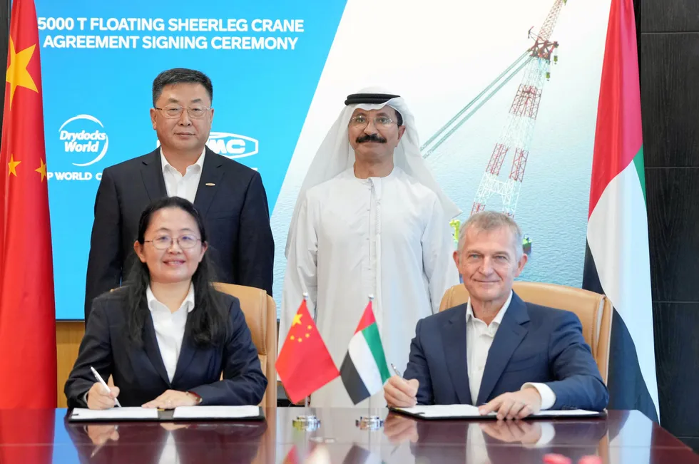Drydocks World and Shanghai Zhenhua Heavy Industries (ZPMC) officials sign deal for a floating sheerleg crane.