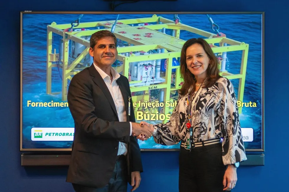 OneSubsea Brazil regional director Carlos Tadeu Cunha (L) and Petrobras engineering, technology and innovation director Renata Baruzzi.