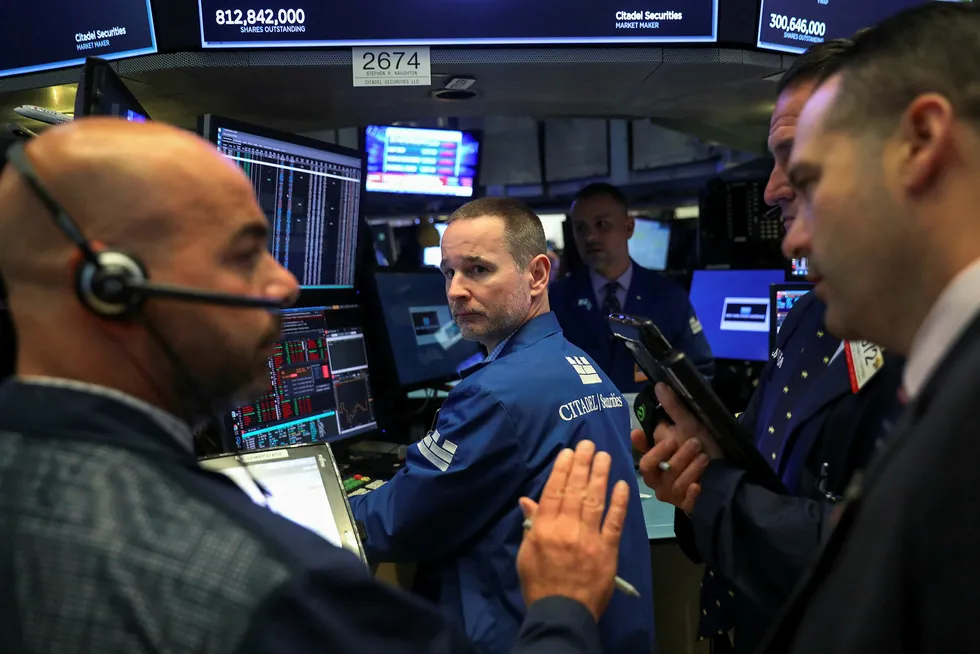 NEW YORK, NY - JUNE 25: Traders and financial professionals work ahead of the closing bell on the floor of the New York Stock Exchange (NYSE), June 25, 2018 in New York City. The Dow was down over 300 points for the day as the market continues to brace for more action from the Trump administration against China. Drew Angerer/Getty Images/AFP== FOR NEWSPAPERS, INTERNET, TELCOS