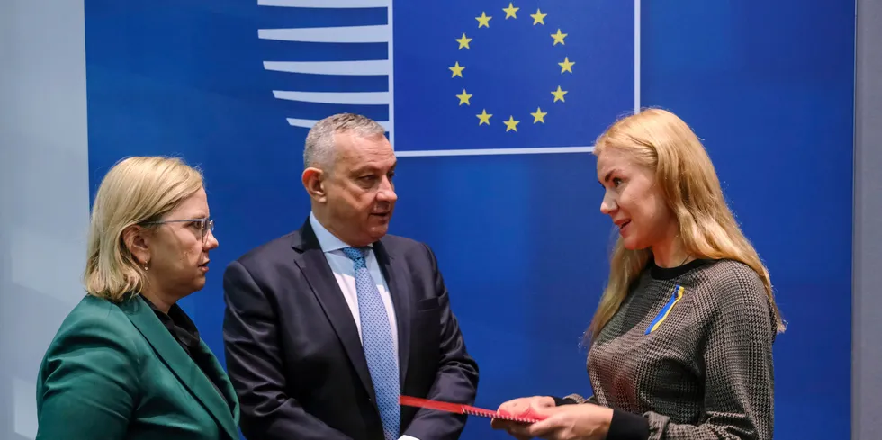 Polish climate minister Anna Moskwa (l), Czeck industry minister Jozef Sikela (m), EU energy commissioner Kadri Simson (r) at EU energy council in Brussels
