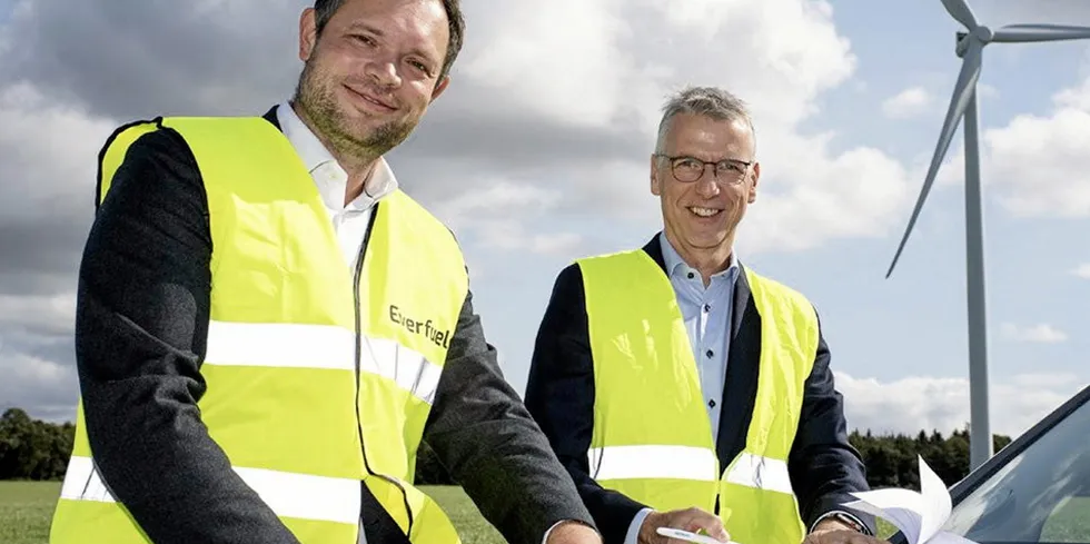 Everfuel CEO Jacob Krogsgaard (left) and Siemens Gamesa CEO Andreas Nauen sign a distribution deal.