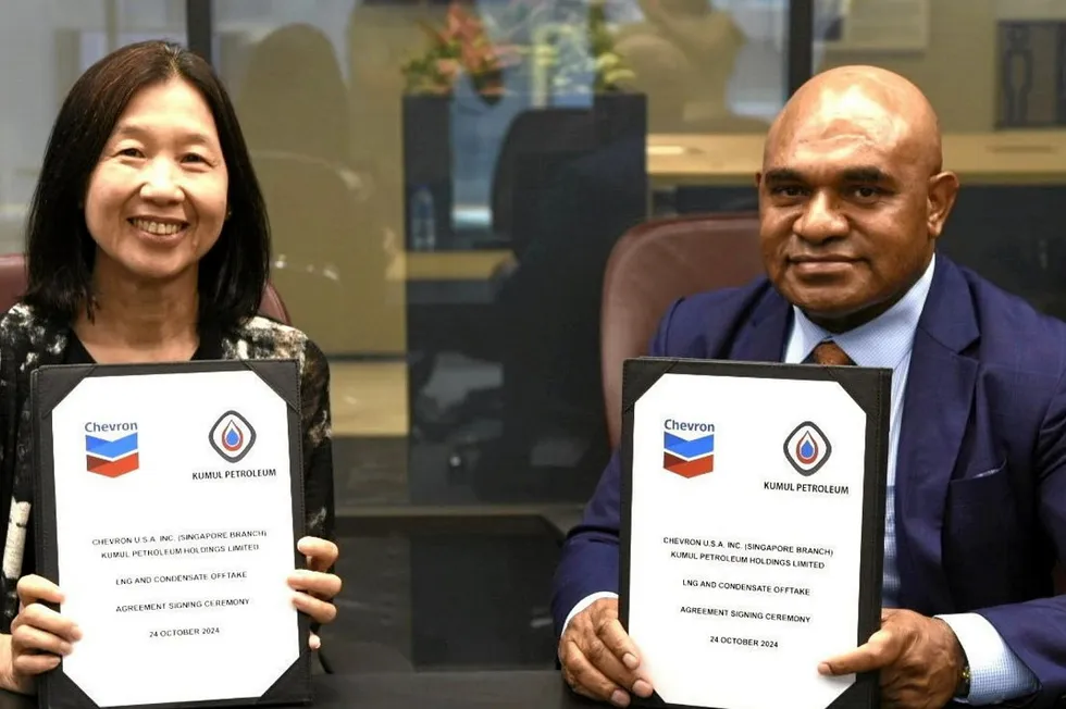 Kumul Petroleum managing director Wapu Sonk (right) signs the LNG forward deal with Chevron