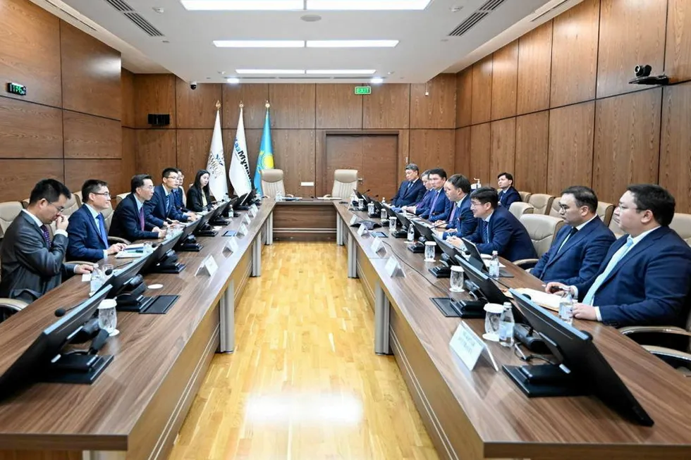 CNOOC International chairman Wang Dongjin (left) picutred in talks with KazMunayGaz executive chairman Askhat Khasenov (right) in Astana.