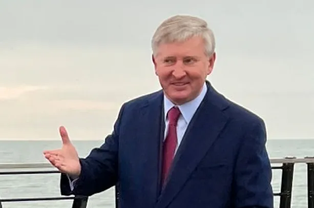 Ukrainian businessman and DTEK owner Rinat Akhmetov (centre).