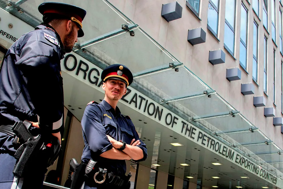 Oil price: Austrian police officers guard the entrance to the Organization of the Petroleum Exporting Countries in Vienna