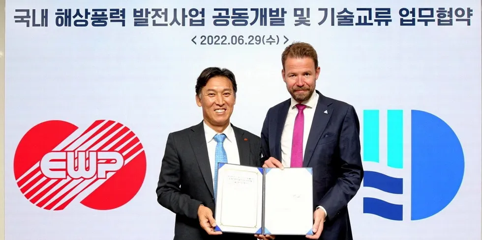 East West Power CEO Yung Moon Kim (left) and Deep Wind Offshore CEO Knut Vassbotn at signing ceremony in Seoul, South Korea