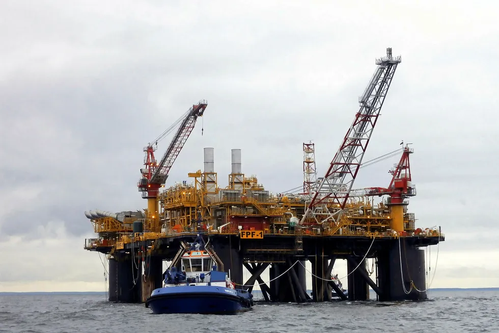 Temporary shutdown: the FPF-1 floater is working on Ithaca Energy's GSA complex off the UK