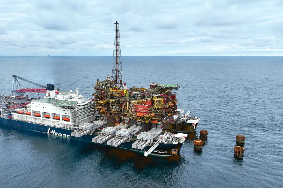 Allseas’ heavylift vessel Pioneering Spirit carried out the Brent Charlie topsides removal for Shell’s decommissioning programme.