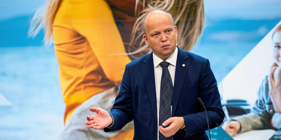 Finance Minister Trygve Slagsvold Vedum says that the standard price council was adopted in the cabinet Friday.