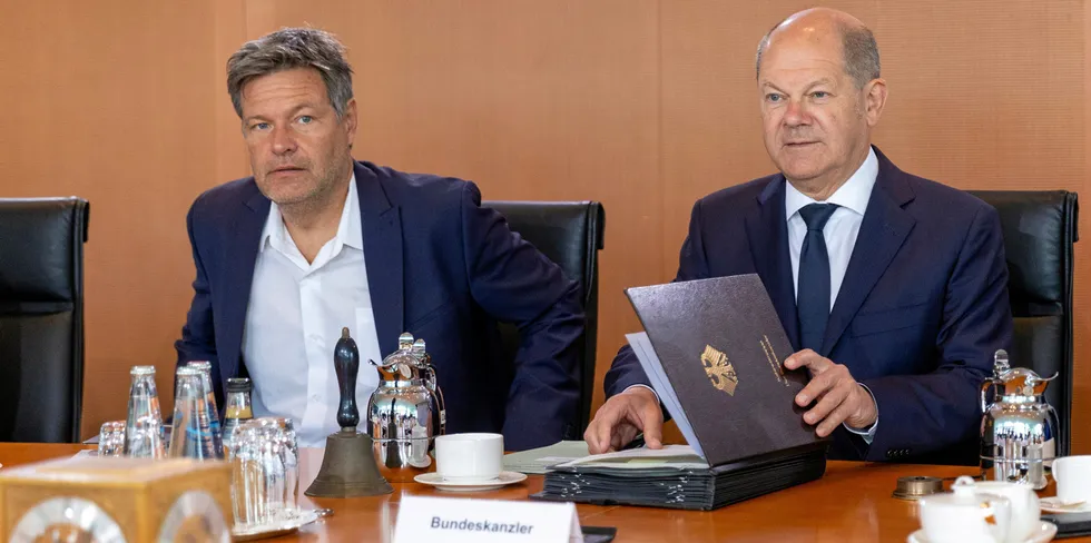 German economics and climate minister Robert Habeck (l) and Chancellor Olaf Scholz (r) at weekly cabinet meeting.