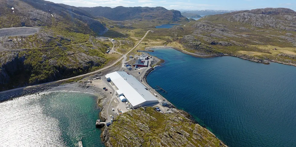 Grieg Seafood Finnmark's smolt plant in Adamselv in Lebesby. Now the company is putting the expansion of the facility on hold.