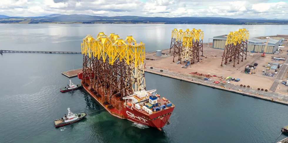 OHT Hawk arrives into Cromarty Firth freighted with turbine jackets for the Moray offshore wind project