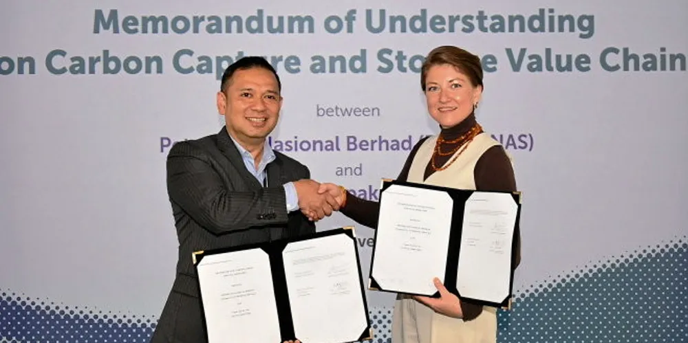 Emry Hisham (left), head of carbon management at Petronas, agrees the deal with Marina Surzhenko Vopak’s commercial, business development and energy transition director.