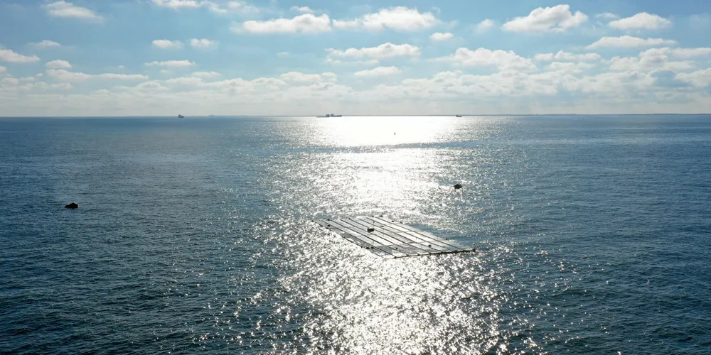 Prototype of an Oceans of Energy floating solar array