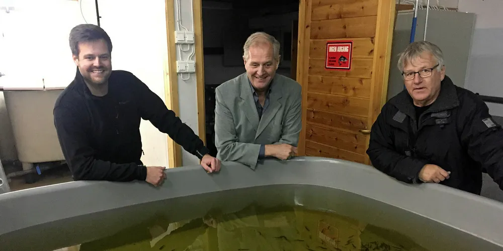 Markedssjef Mats Hauge (fra venstre), daglig leder Kjell Karlsen og fiskerøkter Geir Byggstøyl inne i settefiskanlegget som rommer flere hundre tusen yngel og stamfisk.