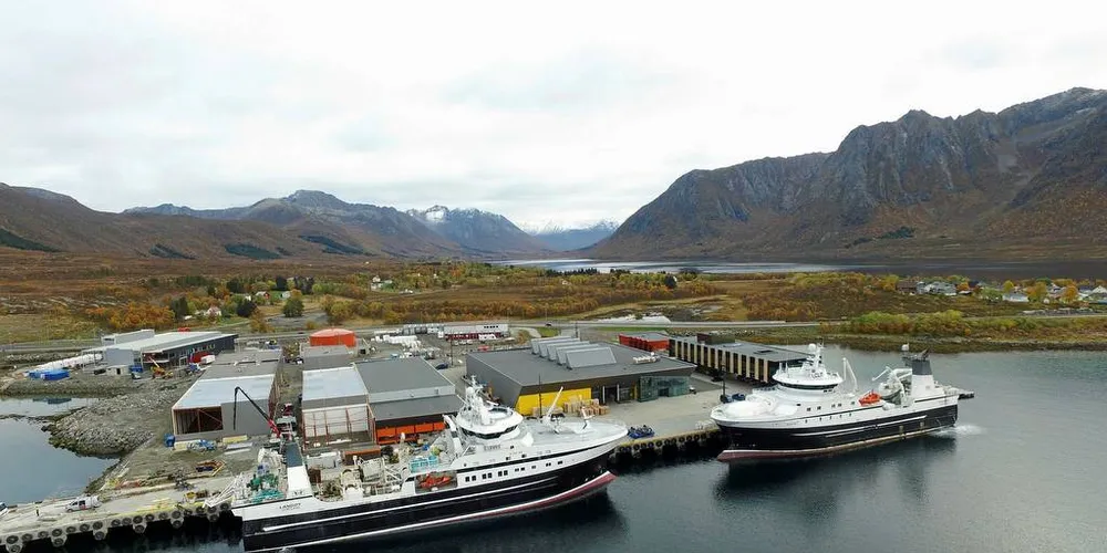 EIDSFJORD SJØFARM: Konsernet Holmøy Maritimes anlegg på Finneset i Sortland kommune i Nordland. Her ligger datterselskapet og havbruksselskapet Eidsfjord Sjøfarms nye administrasjon og kontrollrom. Fryseterminalen vil være ferdig i august 2020. På dronebildet ligger trålerne «Langøy» og «Holmøy» ved kai.Foto: Øksnes Entrepenør