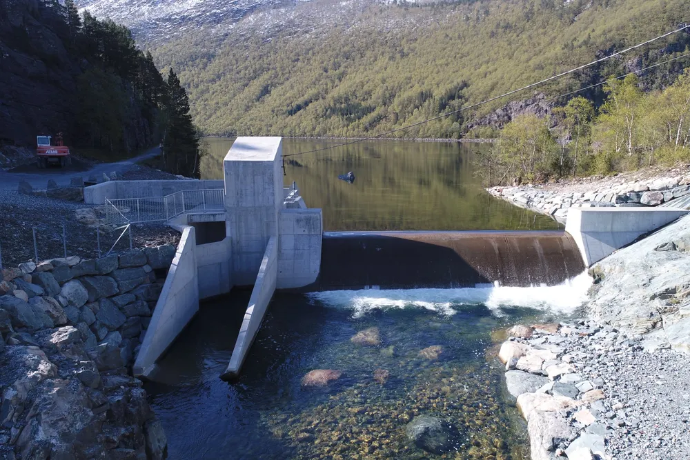 Dette er anlegget som styrer tilførsel av vann fra det regulerte Risevatnet til vassdraget Riseelva i Svelgen.