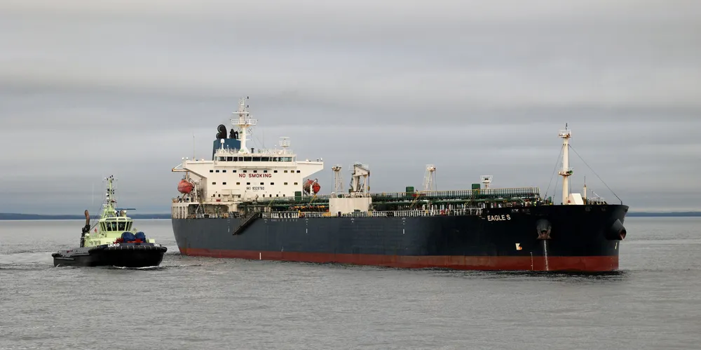 The Eagle S being escorted to Porvoo anchorage with missing anchor.