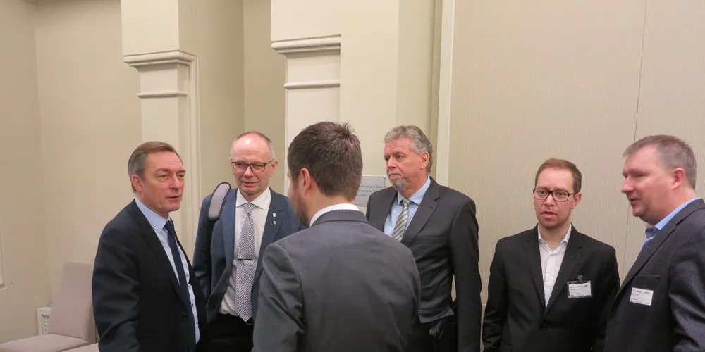 Høring i Stortinget. Representanter for Fiskerinæriingen i samtale med saksordfører for Sjømatindustrimeldingen, Frank Bakke Jensen (H). F. v. Bakke Jensen, Kjell Ingebrigtsen, Otto Gregussen, Sverre Johansen, Jurgen Meiner og med ryggen til Geir Pollestad (Sp).