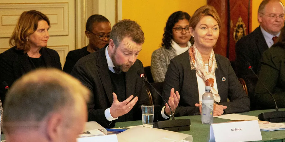 ENGASJERT: En engasjert næringsminister Torbjørn Røe Isaksen presenterte handlingsplan for havet i Oslo i dag, sammen med Lise Kingo, leder av FN Global Compact–organisasjon.