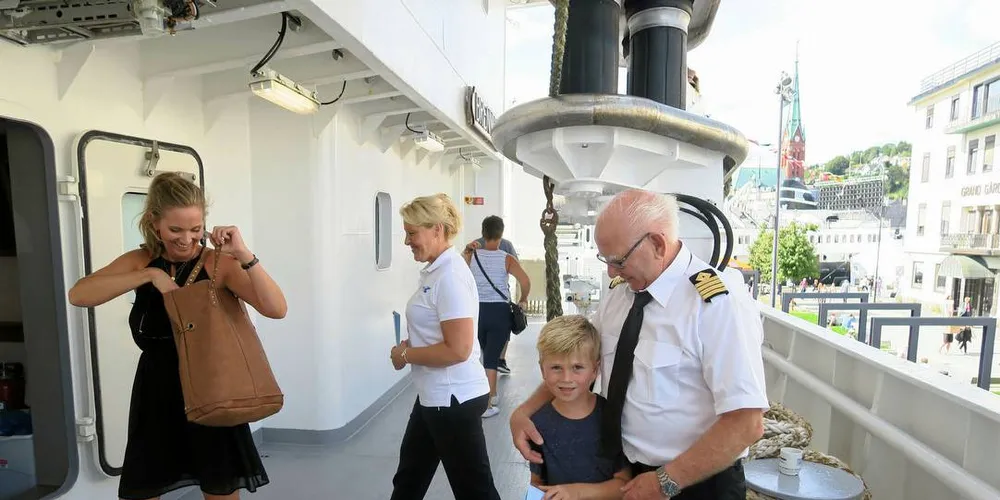 VELKOMMEN: Skipper Lars Einar Sandtorv tok imot og snakket med de besøkendeFoto: Kjersti Sandvik
