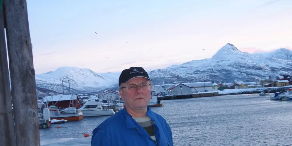 Arnold Jensen følger med på torsken. Foto: Privat