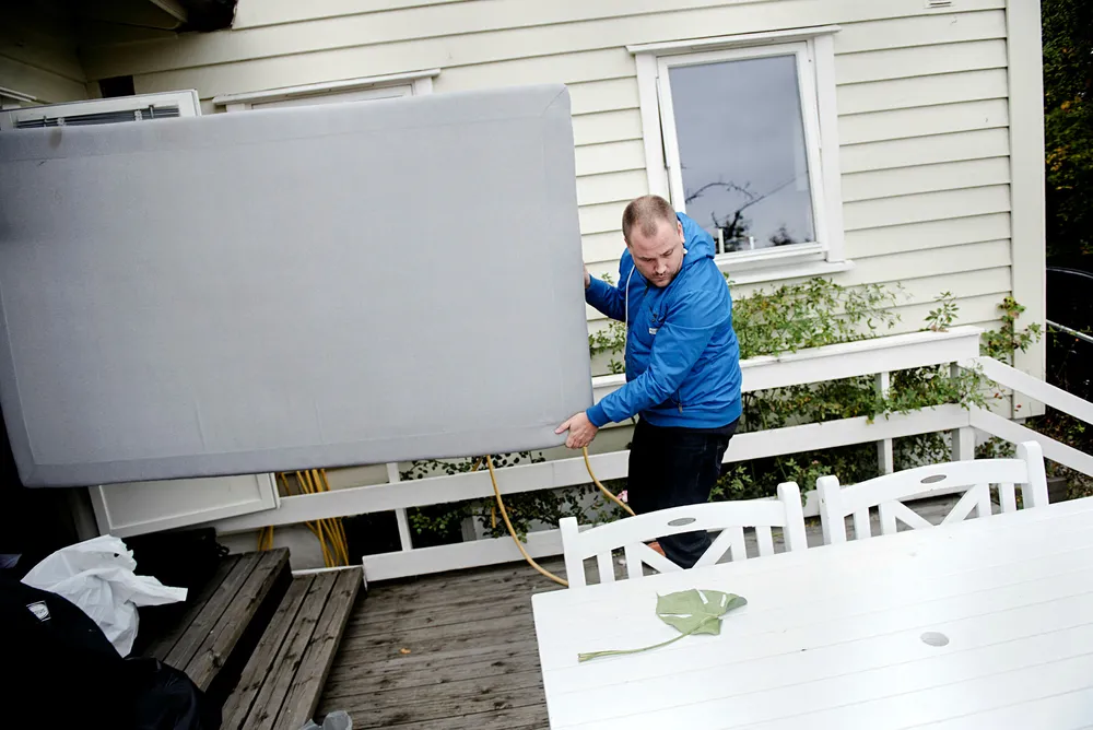 Thomas Bestorp tar oppdrag via Finn Småjobber og bruker en rekke delingsøkonomitjenester – som Uber, Leieting, Couchsurfing og Nimber. Foto: Fartein Rudjord