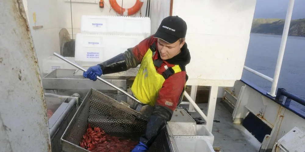 FORBILDE: Ruben Bjørn Nilsen (21) fra Hidra i Flekkefjord på reketråleren «Hidraskjær».Foto: Kjersti Kvile