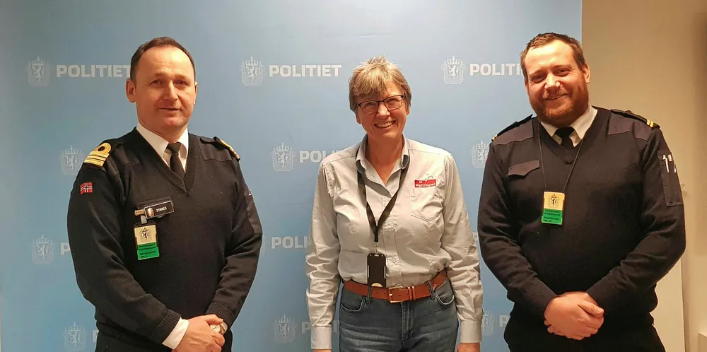 Skipssjef Fredrik Synnes Kv Njord, veterinær Aud Skrudland Mattilsynet og ansvarlig for operasjonsrommet på KV Njord Magnus E. Hvistendahl.