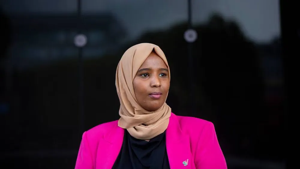 Marian Hussein mener regjeringen er feige når de ikke vil ta standpunkt i de videre forhandlingene om globale minimumsskatter.