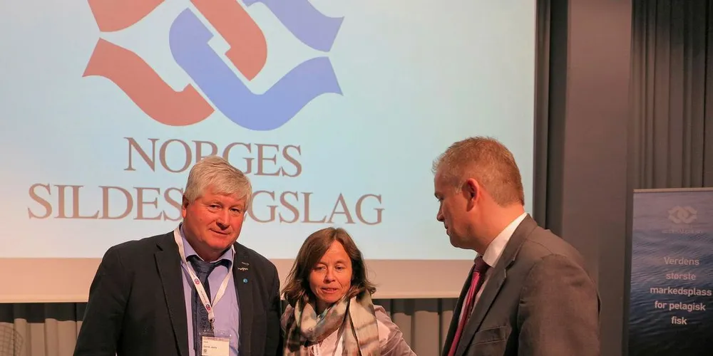 Administrerende direktør Paul Oma (t.h) og styreleder Jonny Garvik, har vært i møter med styreleder Inger- Marie Sperre i Sjømat Norge om mottaksforholdene og minsteprisene for tobis.Foto: Nils Torvik