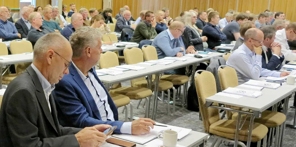 NY TID: Tida då vi var så mange at vi kunne trampe i takt inn i dei politiske korridorane og legge kjøtvekta på bordet- er definitivt forbi. På bildet er Kjell Ingebrigtsen, leder i Noregs Fiskarlag og generalsekretær Otto Gregussen på årsmøtet i Fiskarlaget Nord 2019.