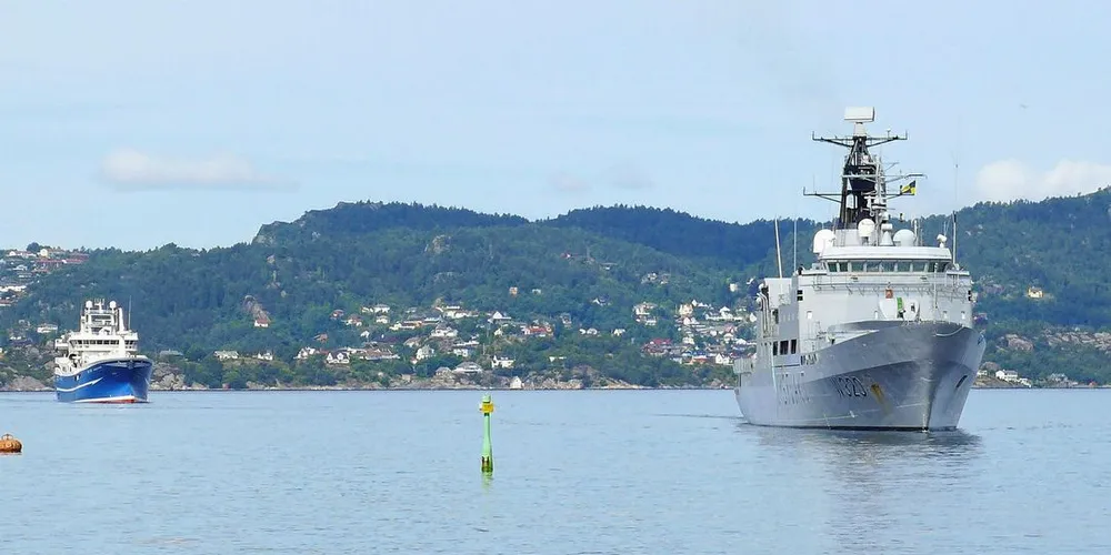 KV «Nordkapp» kommer inn til Bergen havn med den britiske 78 meter lange snurperen «King Cross»Foto: Ole Erik Klokeide